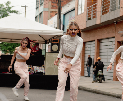 Mujeres bailando