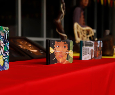 Varios libros sobre una mesa
