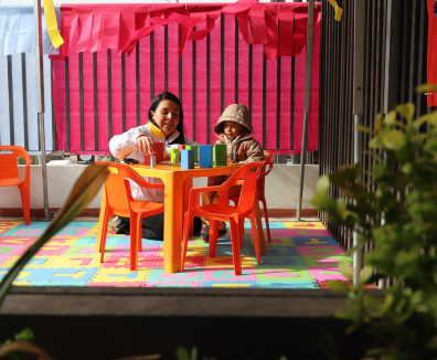Señora juega con niño