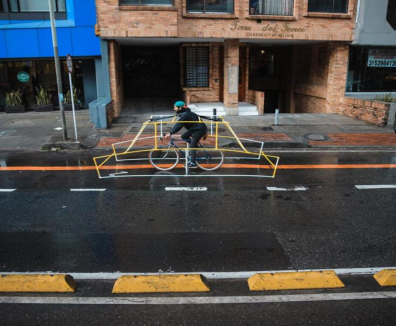 Persona en bicicleta con estructura tubular de carro