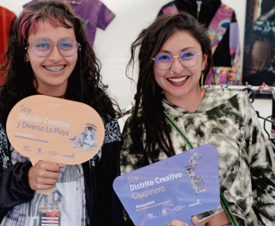 Dos mujeres posando
