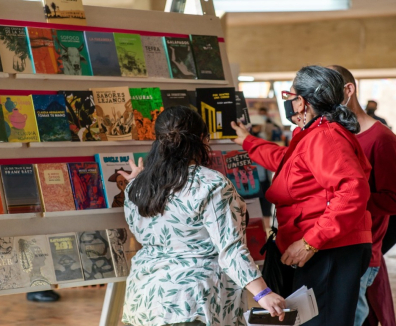 Personas escogiendo un libro