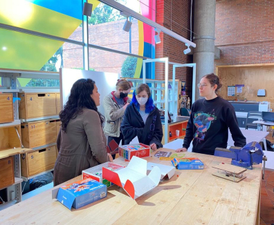 Sala LabCo | Tres mujeres hablando
