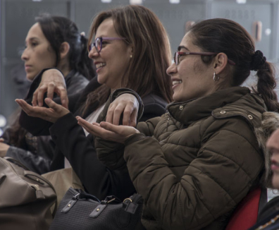 personas realizando Lengua de Señas Colombiana