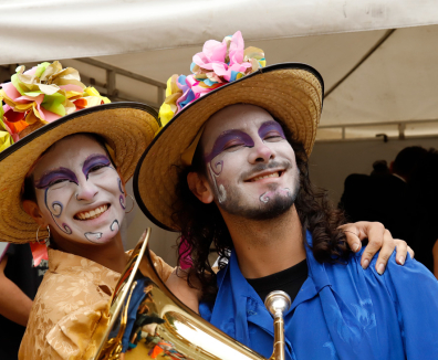 pareja de artistas sonriendo