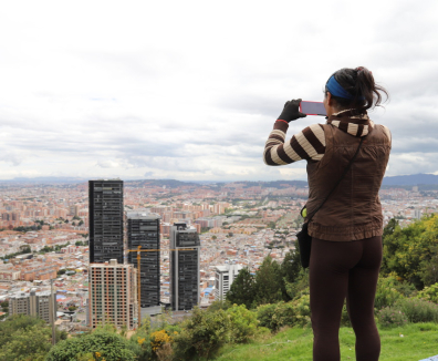 Salud mental | Persona tomando foto a Bogotá