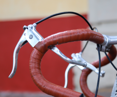foto de primer plano de un manubrio de bicicleta