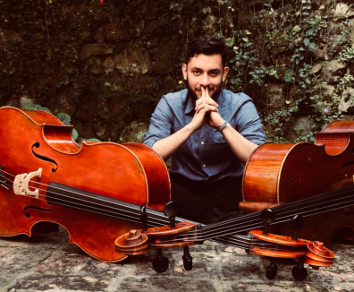Hombre con dos violonchelos