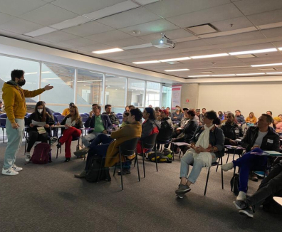 Personas recibiendo charla