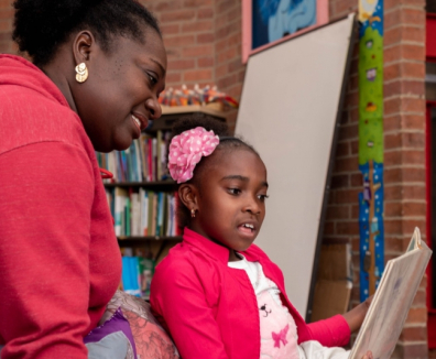 Madre e hija leyendo en una biblioteca