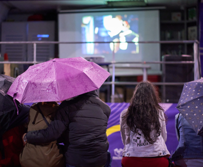 Personas reunidas viendo una película