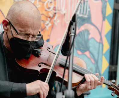 Hombre tocando violín