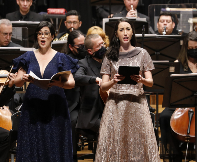 Dos mujeres cantando