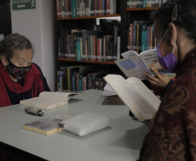 Personas leyendo