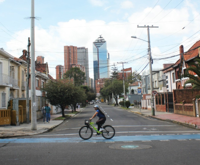 Persona montando en bicicleta