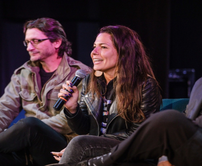 Tres personas en un panel