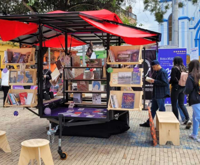 Personas en biblioteca al aire libre