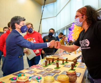 Alcadesa de Bogotá en feria de artesanías