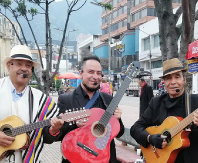 trío musical tocando en luna plaza