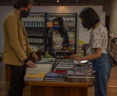 Personas escogiendo libros