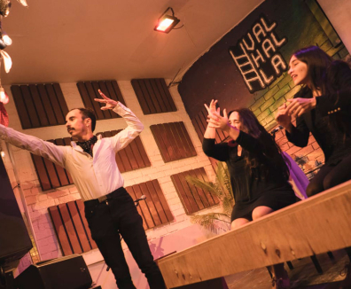 personas tocando y danzando música flamenca en un escenario