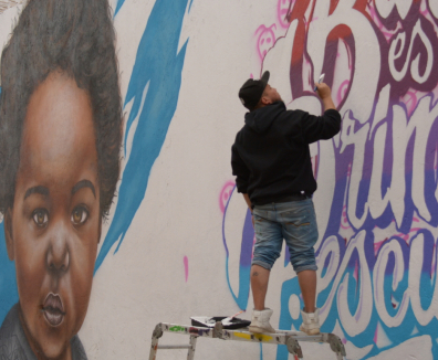 Hombre pintando mural