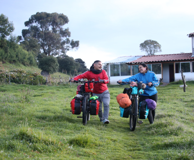 Dos personas con bicicletas en las manos