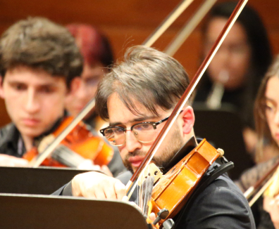Hombre tocando violín
