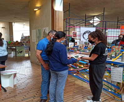 Personas hablando en una feria de libros