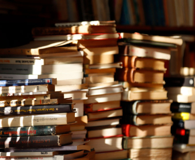 libros apilados uno sobre otro