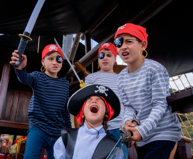 niños disfrazados de piratas