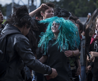 Personas bailando rock