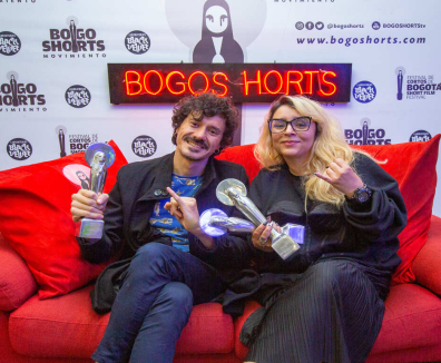 Hombre y mujer con premios