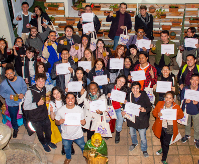 Grupo de personas con diplomas