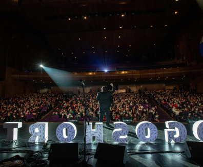 Persona frente a público