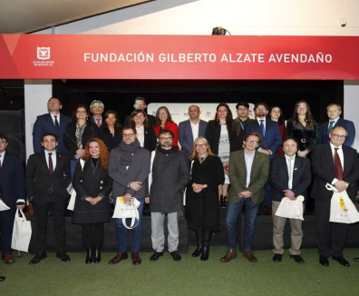 Grupo de personas posando