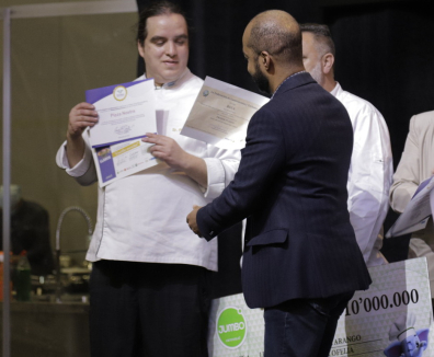 Hombre entregando diploma a otro hombre