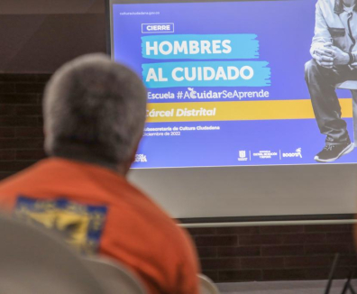 Hombre leyendo 'Hombres al cuidado'