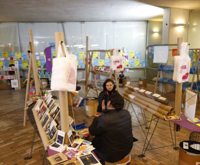 Stands de libros con dos personas hablando