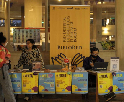 Personas en un stand de libros
