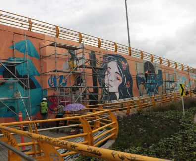 Personas pintando un mural