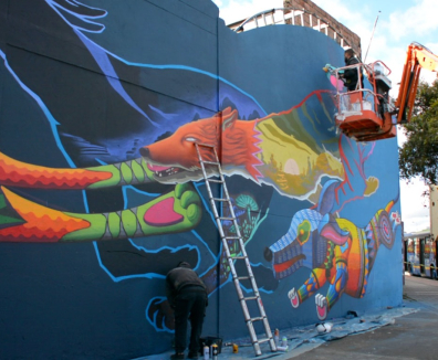 Mural y grúa
