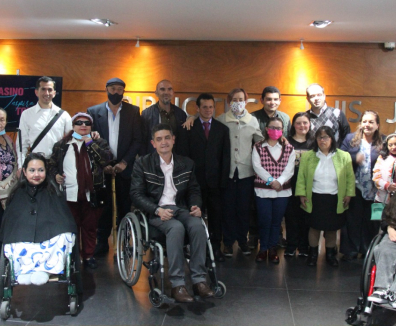 grupo de personas con diferentes discapacidades