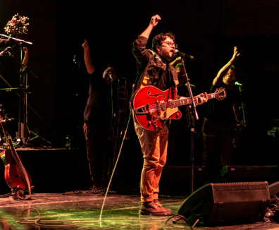 grupo musical en un escenario