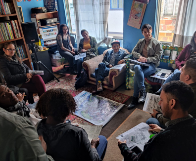 PErsonas reunidas hablando