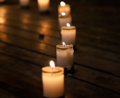 Varias velitas iluminadas 