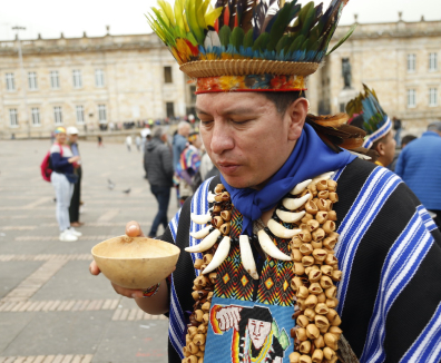 Indígena Inga toma chicha