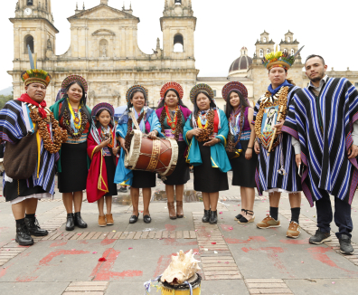 Personas del pueblo Inga reunidas posando