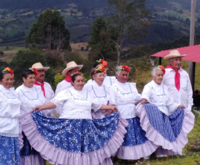Adultos mayores con trajes folcloricos