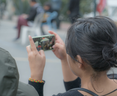 Mujer grabando video con celular